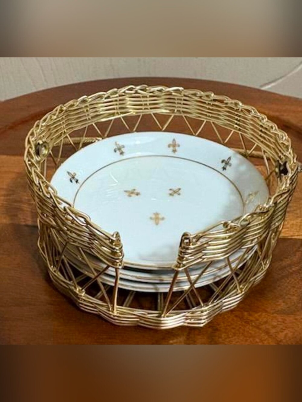 Andrea By Sadek White and Gold Fleur-de-Lis Plate Set with Gold Wire Basket